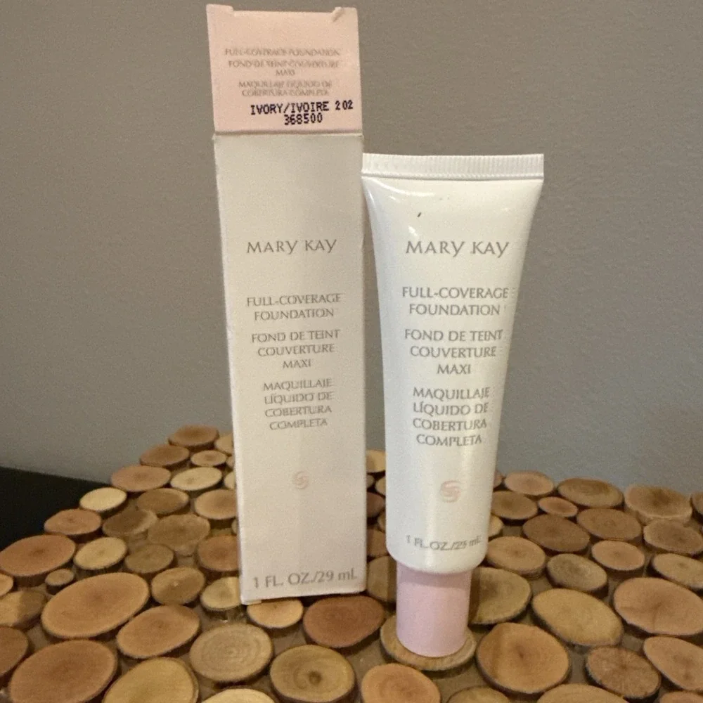 Mary Kay - 368500‎ - Full Coverage Foundation - Ivory - 202 NEW OLD STOCK - 1 OZ